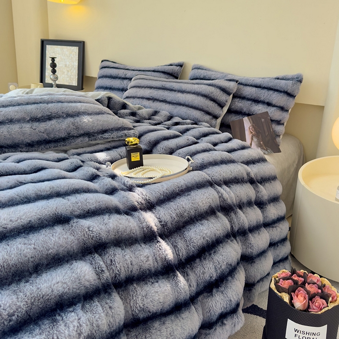 91家纺网 家纺一手货源 找家纺 佰亿莱 2025新款兔兔绒牛奶绒加厚兔毛毯保暖毯子 蓝灰