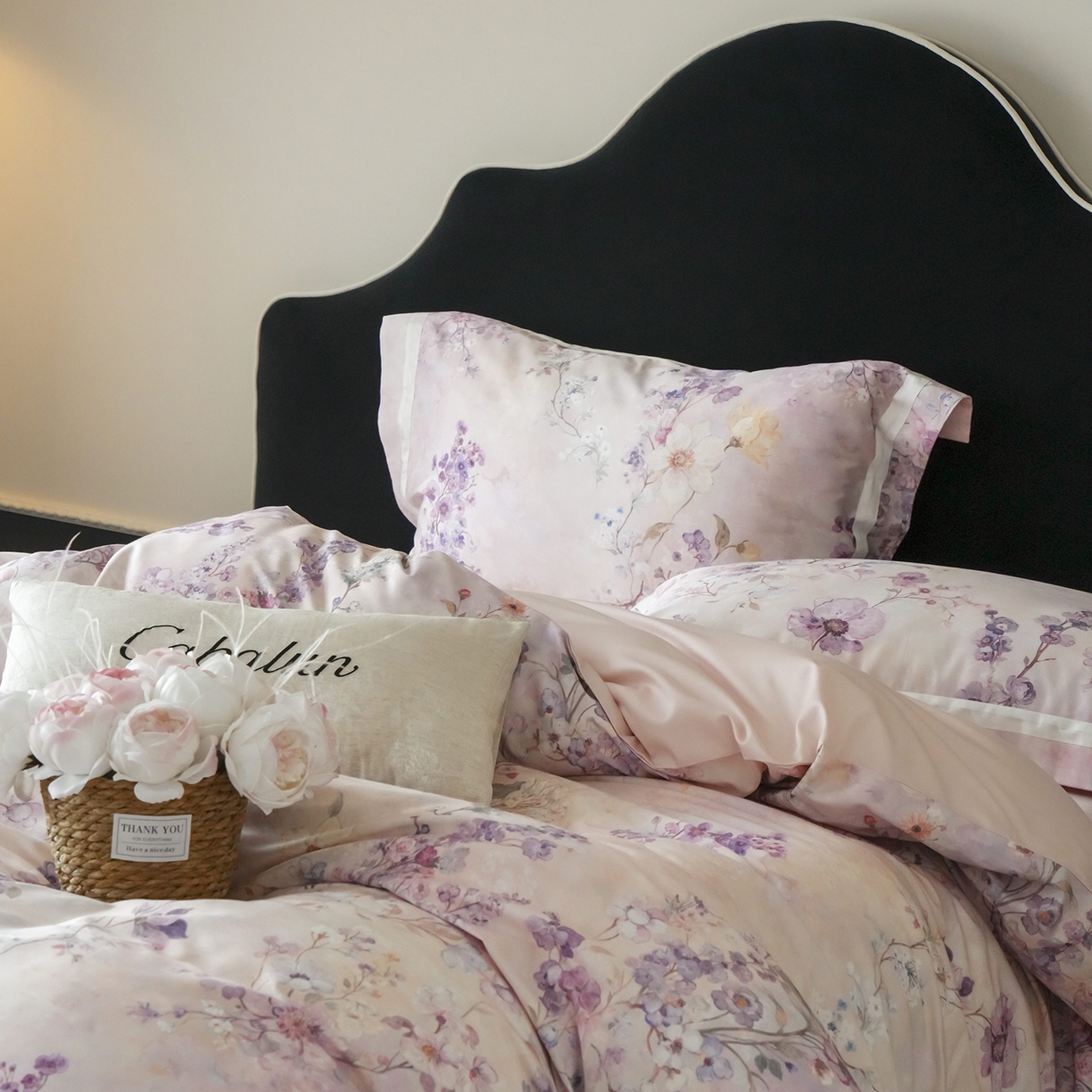 91家纺网 家纺一手货源 找家纺 卡巴伦家纺 2025新款50S超细旦全棉数码印花款四件套（控价298） 花晨月夕-温柔粉-风格一