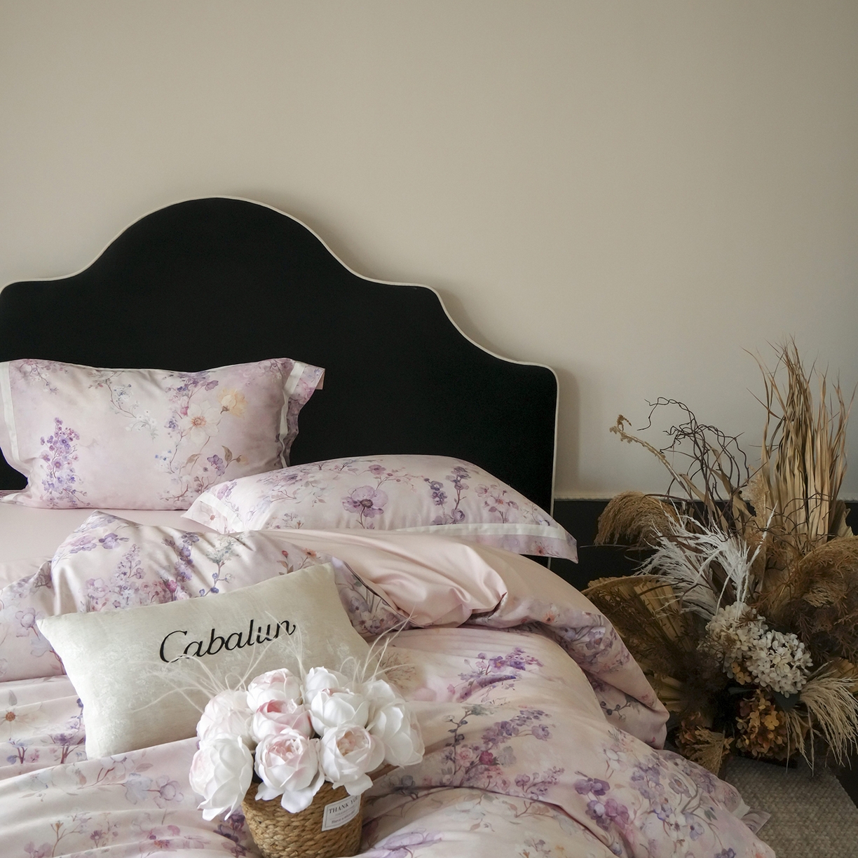 91家纺网 家纺一手货源 找家纺 卡巴伦家纺 2025新款50S超细旦全棉数码印花款四件套（控价298） 花晨月夕-温柔粉-风格一