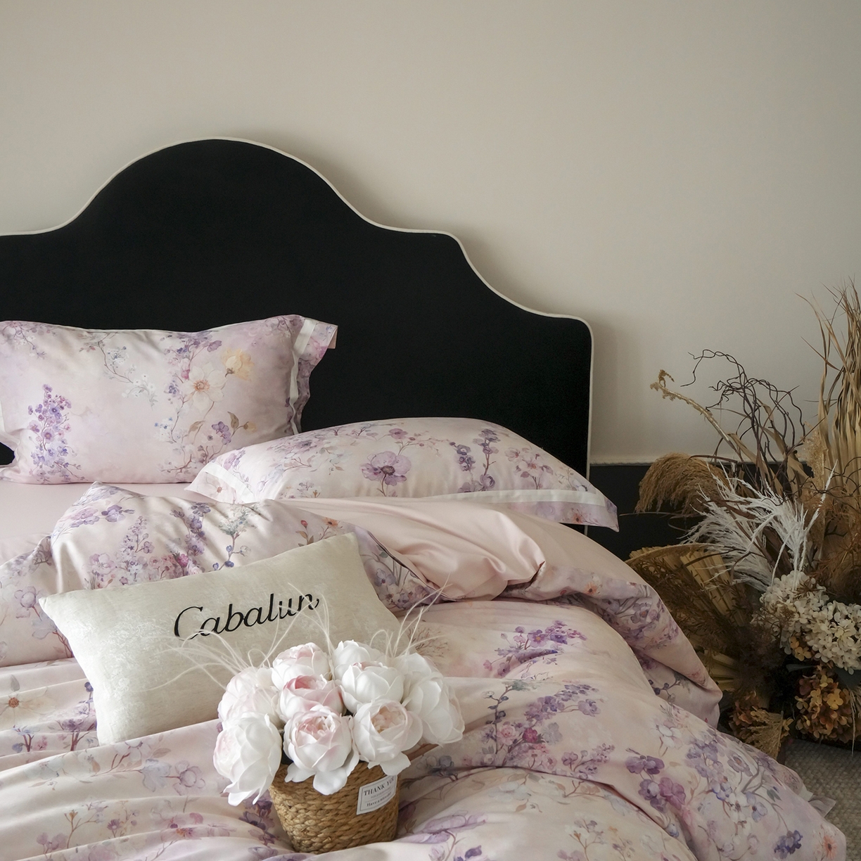 91家纺网 家纺一手货源 找家纺 卡巴伦家纺 2025新款50S超细旦全棉数码印花款四件套（控价298） 花晨月夕-温柔粉-风格一