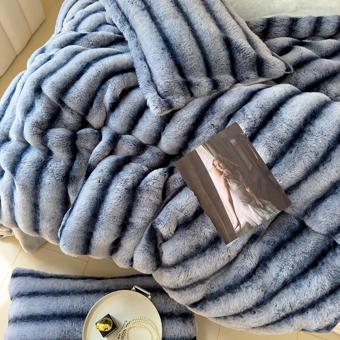 91家纺网 家纺一手货源 找家纺 佰亿莱 2025新款兔兔绒牛奶绒加厚兔毛毯保暖毯子 蓝灰