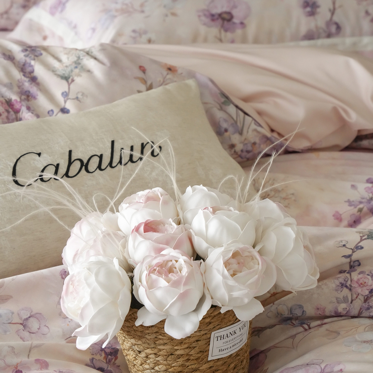 91家纺网 家纺一手货源 找家纺 卡巴伦家纺 2025新款50S超细旦全棉数码印花款四件套（控价298） 花晨月夕-温柔粉-风格一