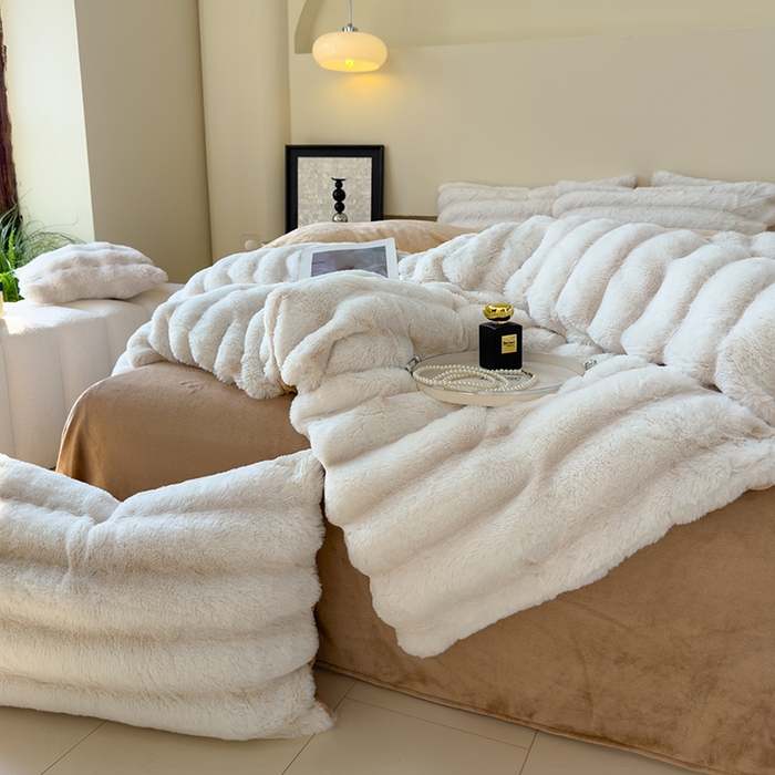 91家纺网 家纺一手货源 找家纺 佰亿莱 2025新款兔兔绒牛奶绒加厚兔毛毯保暖毯子 米白