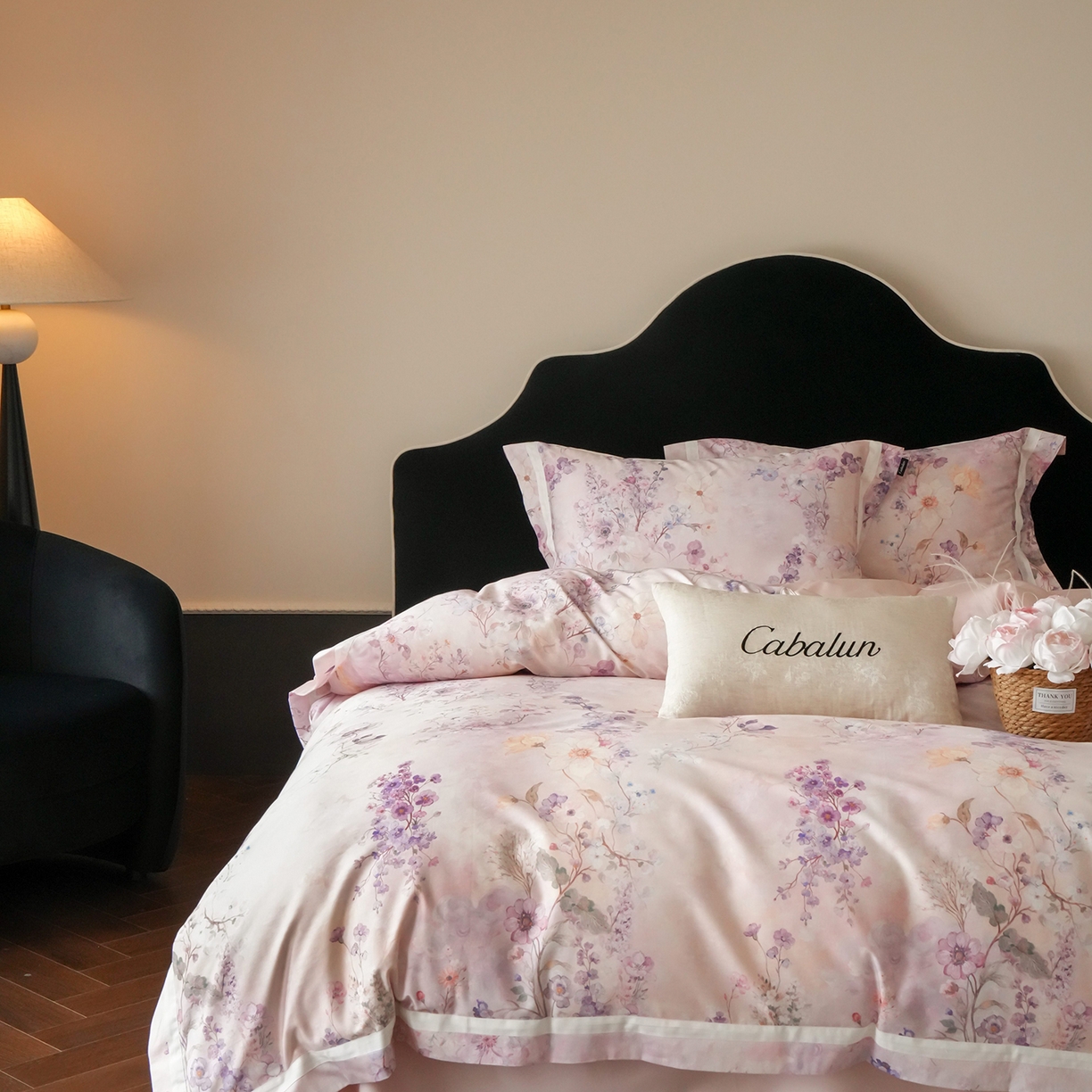 91家纺网 家纺一手货源 找家纺 卡巴伦家纺 2025新款50S超细旦全棉数码印花款四件套（控价298） 花晨月夕-温柔粉风格二