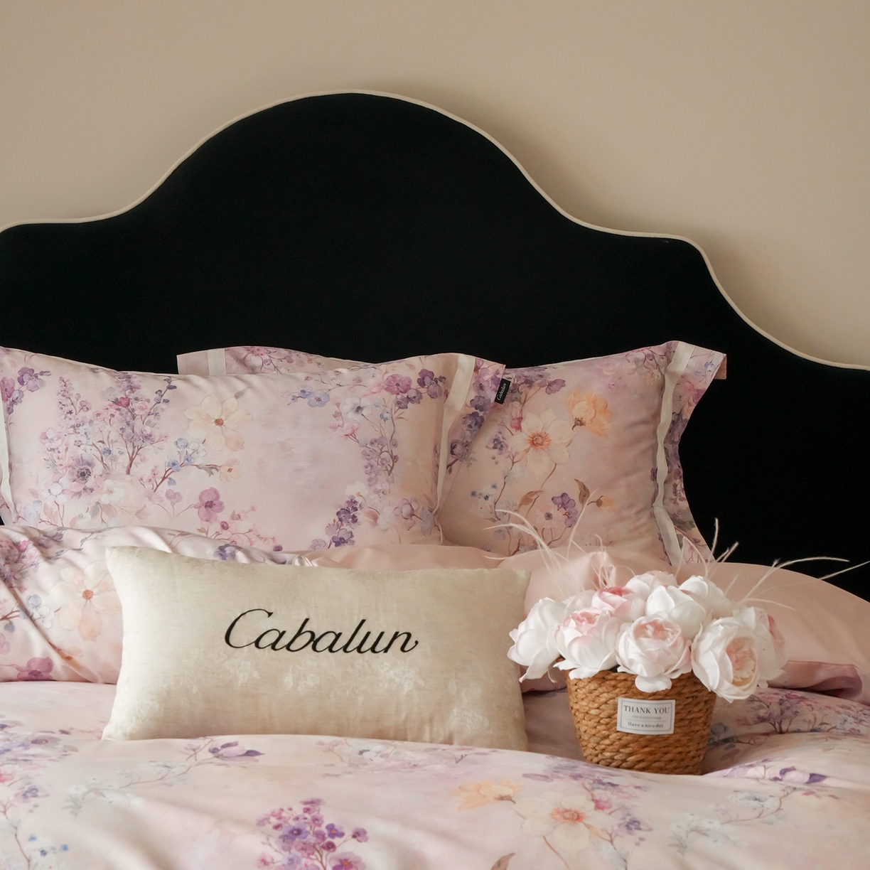 91家纺网 家纺一手货源 找家纺 卡巴伦家纺 2025新款50S超细旦全棉数码印花款四件套（控价298） 花晨月夕-温柔粉风格二