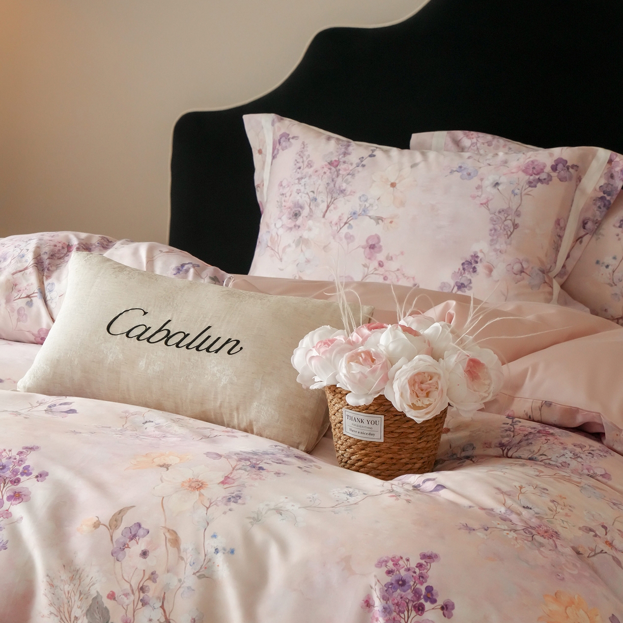 91家纺网 家纺一手货源 找家纺 卡巴伦家纺 2025新款50S超细旦全棉数码印花款四件套（控价298） 花晨月夕-温柔粉风格二