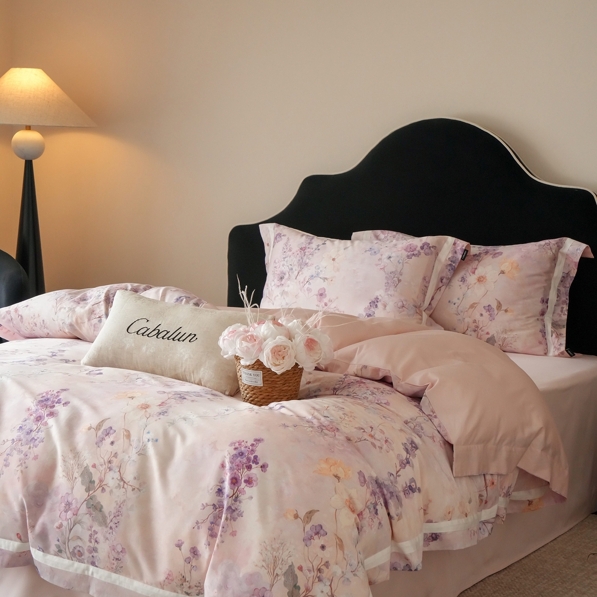 91家纺网 家纺一手货源 找家纺 卡巴伦家纺 2025新款50S超细旦全棉数码印花款四件套（控价298） 花晨月夕-温柔粉风格二