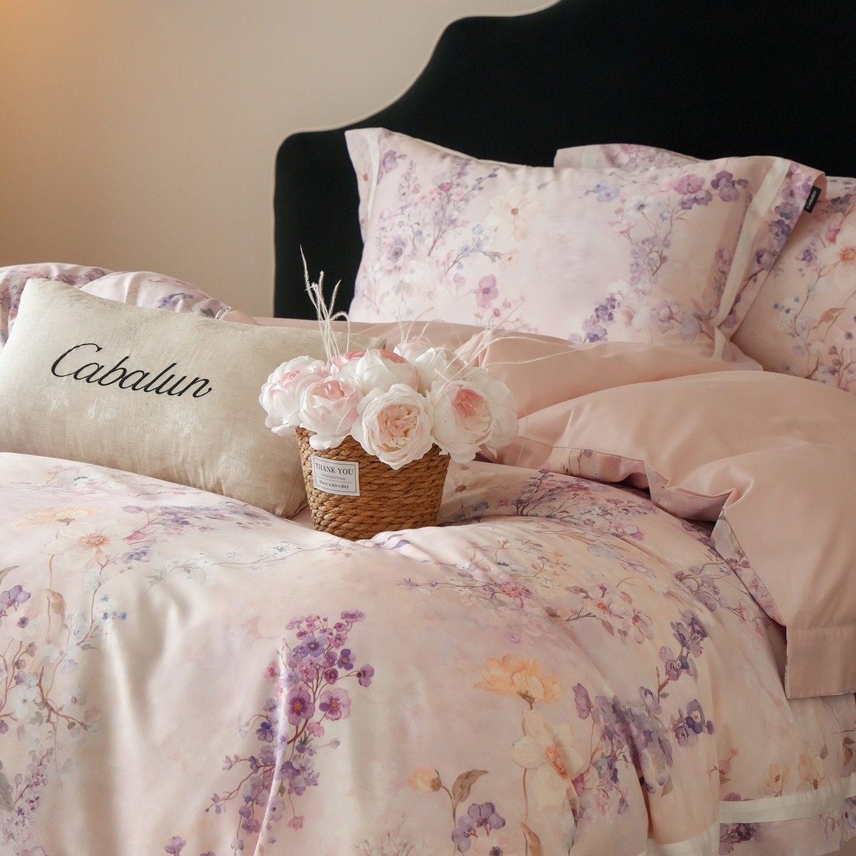 91家纺网 家纺一手货源 找家纺 卡巴伦家纺 2025新款50S超细旦全棉数码印花款四件套（控价298） 花晨月夕-温柔粉风格二