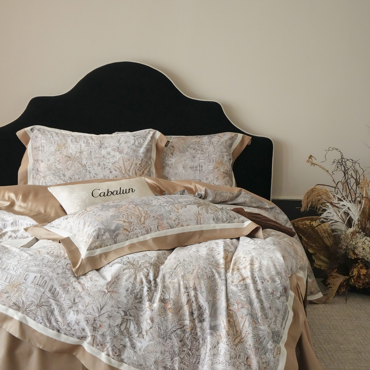 91家纺网 家纺一手货源 找家纺 卡巴伦家纺 2025新款超细旦天丝棉数码印花四件套-花卉（控价328） 丛林福宝（女王褐）