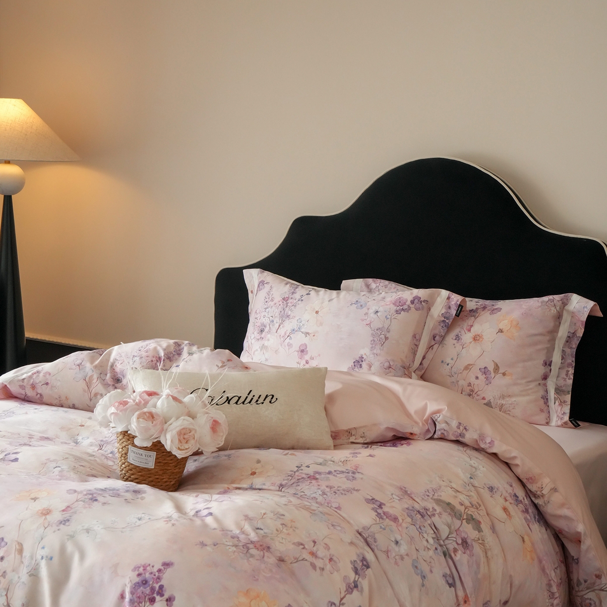 91家纺网 家纺一手货源 找家纺 卡巴伦家纺 2025新款50S超细旦全棉数码印花款四件套（控价298） 花晨月夕-温柔粉风格二