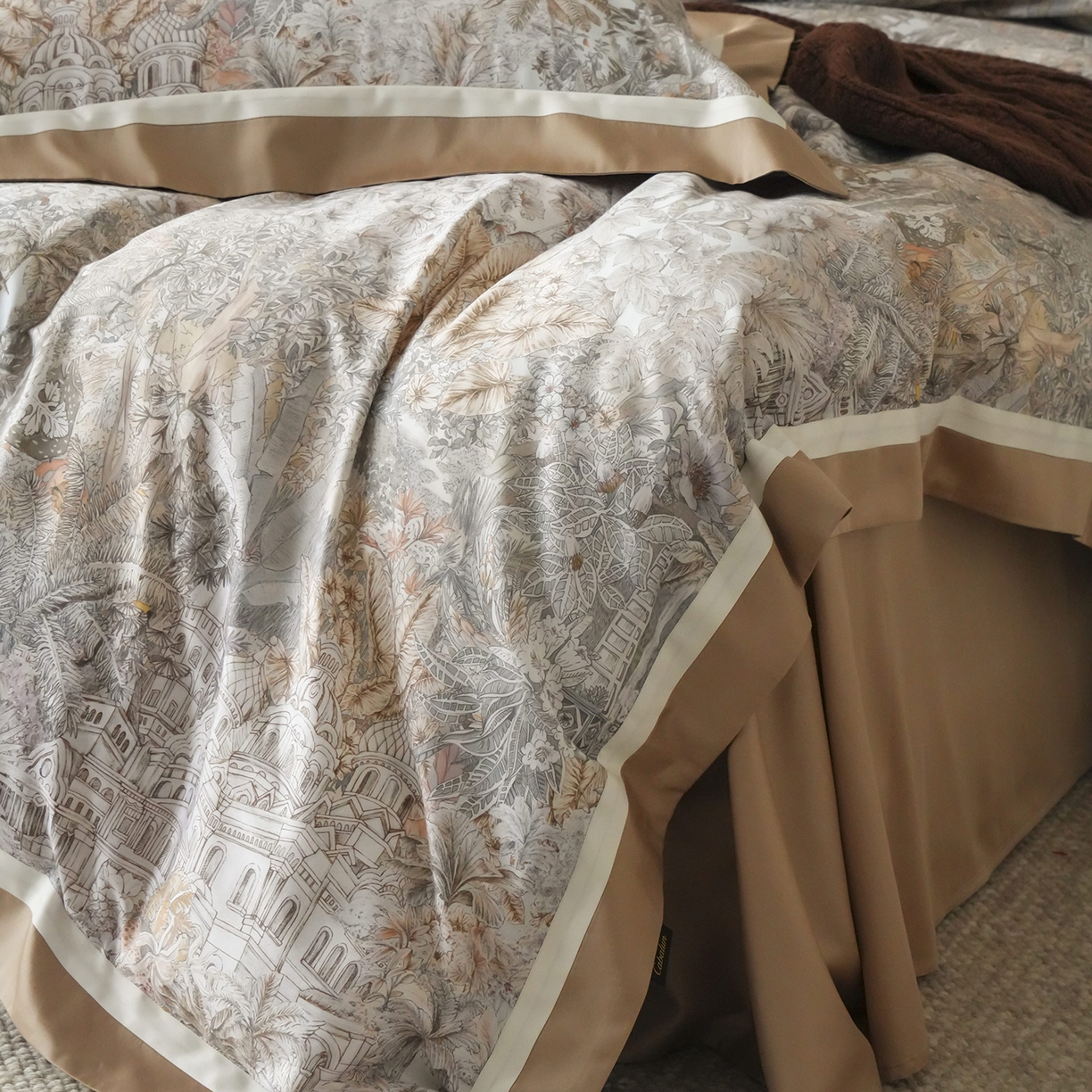 91家纺网 家纺一手货源 找家纺 卡巴伦家纺 2025新款超细旦天丝棉数码印花四件套-花卉（控价328） 丛林福宝（女王褐）