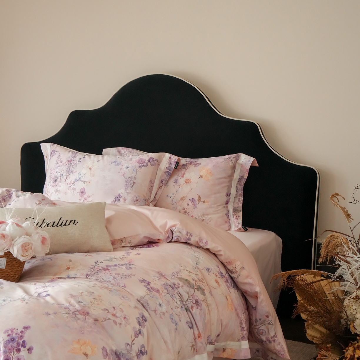 91家纺网 家纺一手货源 找家纺 卡巴伦家纺 2025新款50S超细旦全棉数码印花款四件套（控价298） 花晨月夕-温柔粉风格二