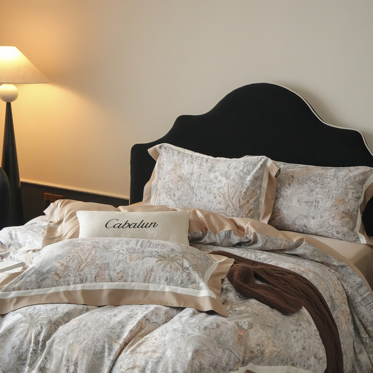 91家纺网 家纺一手货源 找家纺 卡巴伦家纺 2025新款超细旦天丝棉数码印花四件套-花卉（控价328） 丛林福宝（女王褐）