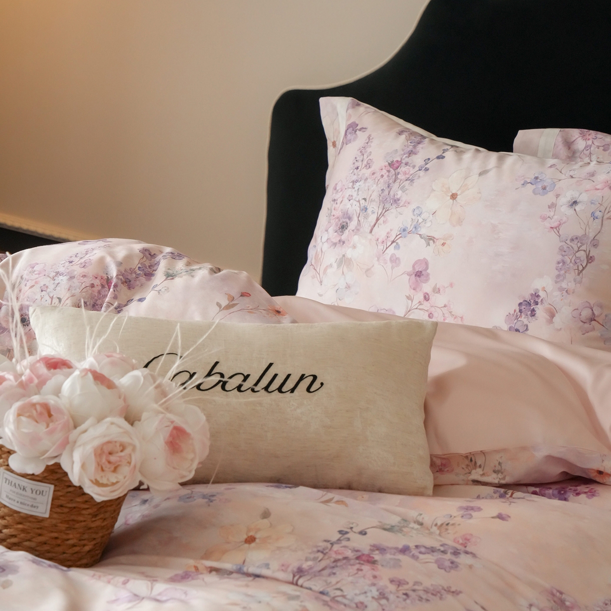 91家纺网 家纺一手货源 找家纺 卡巴伦家纺 2025新款50S超细旦全棉数码印花款四件套（控价298） 花晨月夕-温柔粉风格二