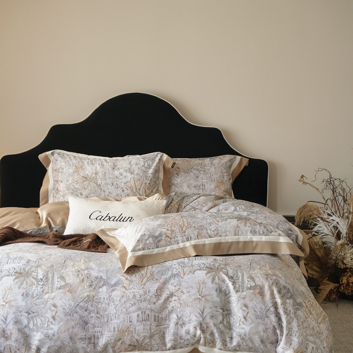 91家纺网 家纺一手货源 找家纺 卡巴伦家纺 2025新款超细旦天丝棉数码印花四件套-花卉（控价328） 丛林福宝（女王褐）