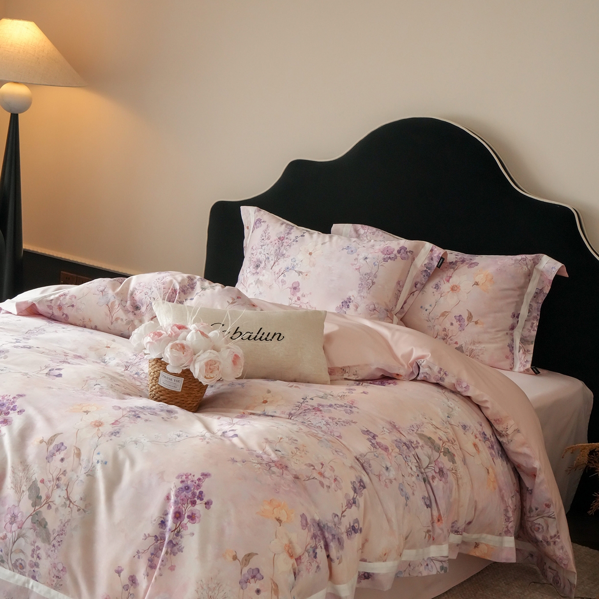 91家纺网 家纺一手货源 找家纺 卡巴伦家纺 2025新款50S超细旦全棉数码印花款四件套（控价298） 花晨月夕-温柔粉风格二