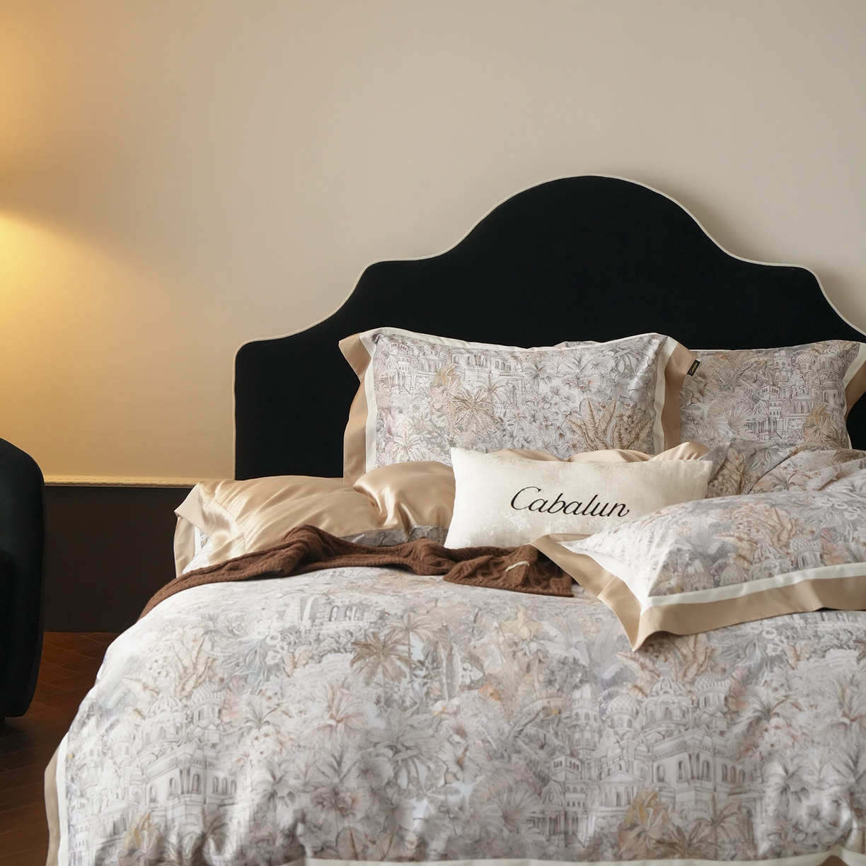 91家纺网 家纺一手货源 找家纺 卡巴伦家纺 2025新款超细旦天丝棉数码印花四件套-花卉（控价328） 丛林福宝（女王褐）