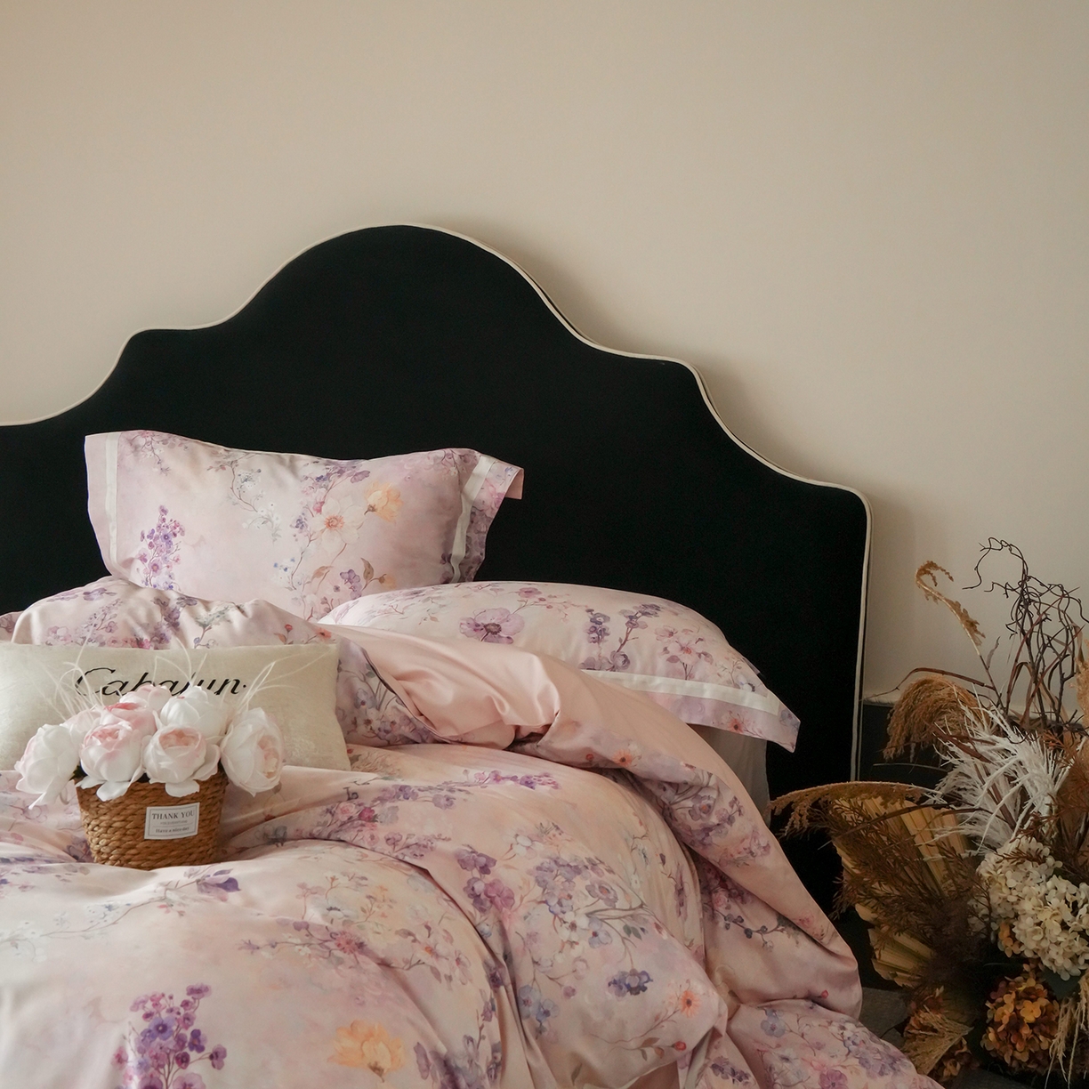 91家纺网 家纺一手货源 找家纺 卡巴伦家纺 2025新款50S超细旦全棉数码印花款四件套（控价298） 花晨月夕-温柔粉风格二