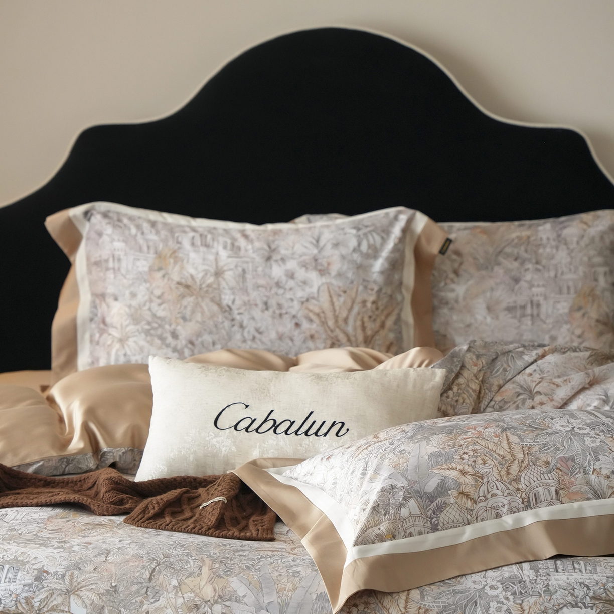 91家纺网 家纺一手货源 找家纺 卡巴伦家纺 2025新款超细旦天丝棉数码印花四件套-花卉（控价328） 丛林福宝（女王褐）