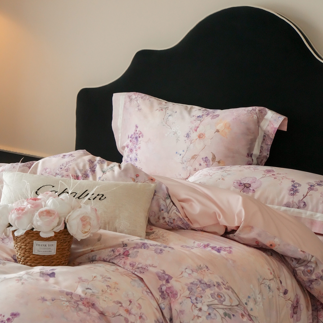 91家纺网 家纺一手货源 找家纺 卡巴伦家纺 2025新款50S超细旦全棉数码印花款四件套（控价298） 花晨月夕-温柔粉风格二