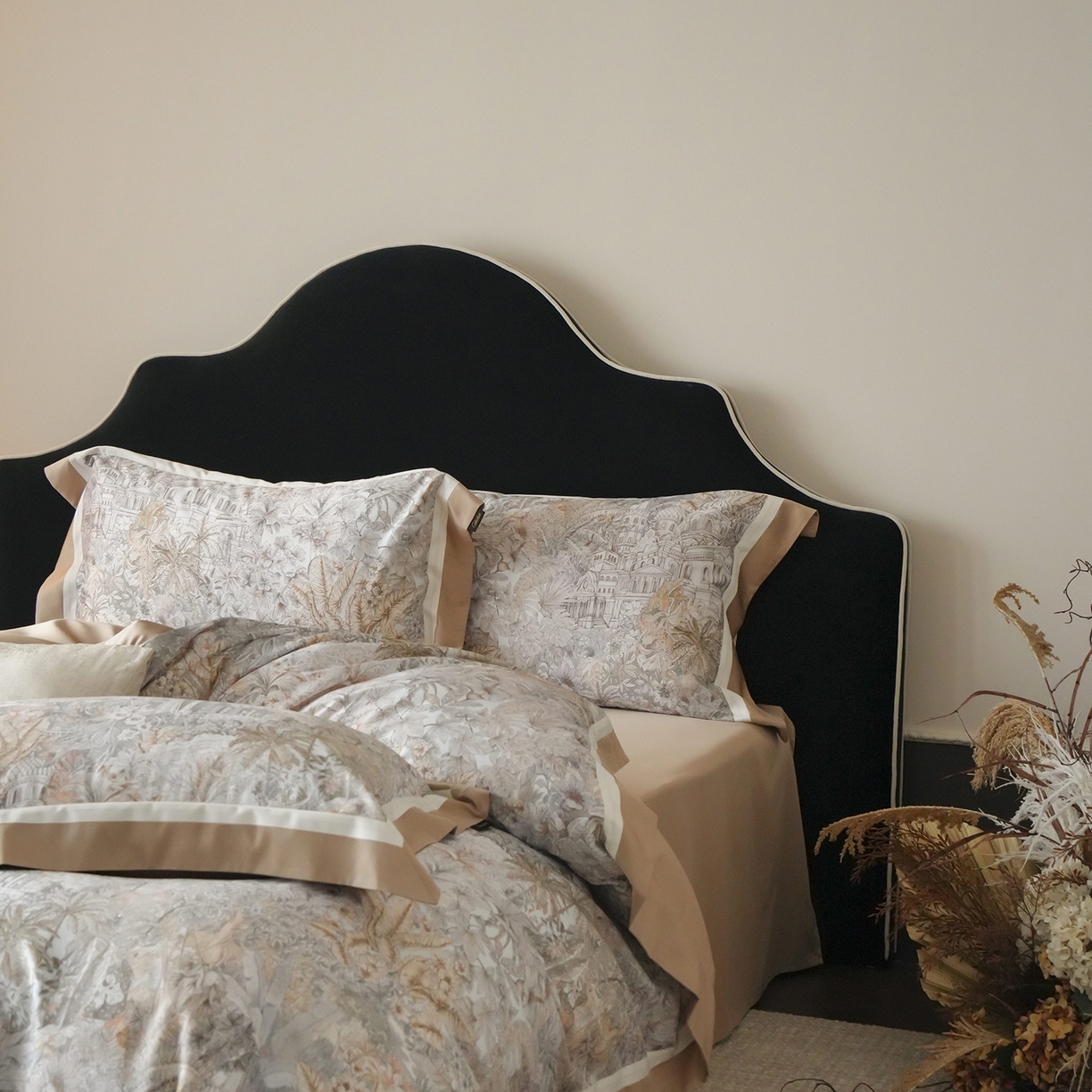 91家纺网 家纺一手货源 找家纺 卡巴伦家纺 2025新款超细旦天丝棉数码印花四件套-花卉（控价328） 丛林福宝（女王褐）