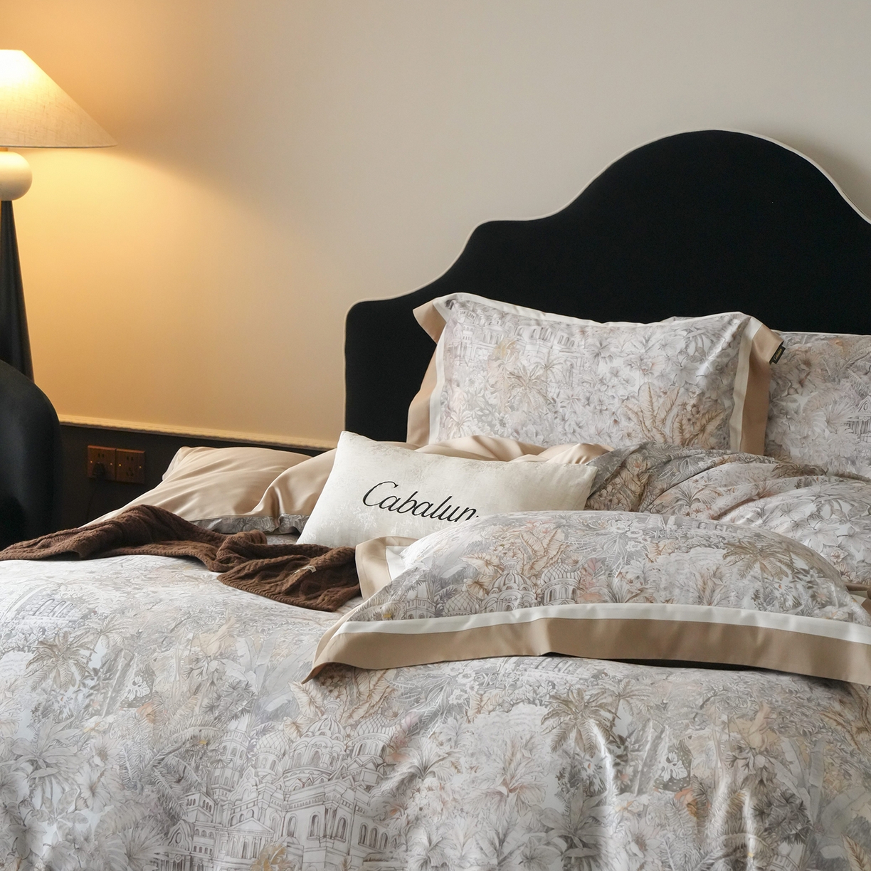 91家纺网 家纺一手货源 找家纺 卡巴伦家纺 2025新款超细旦天丝棉数码印花四件套-花卉（控价328） 丛林福宝（女王褐）