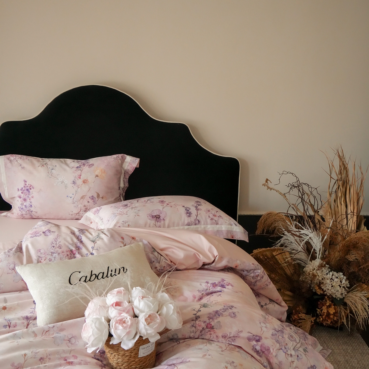 91家纺网 家纺一手货源 找家纺 卡巴伦家纺 2025新款50S超细旦全棉数码印花款四件套（控价298） 花晨月夕-温柔粉风格二