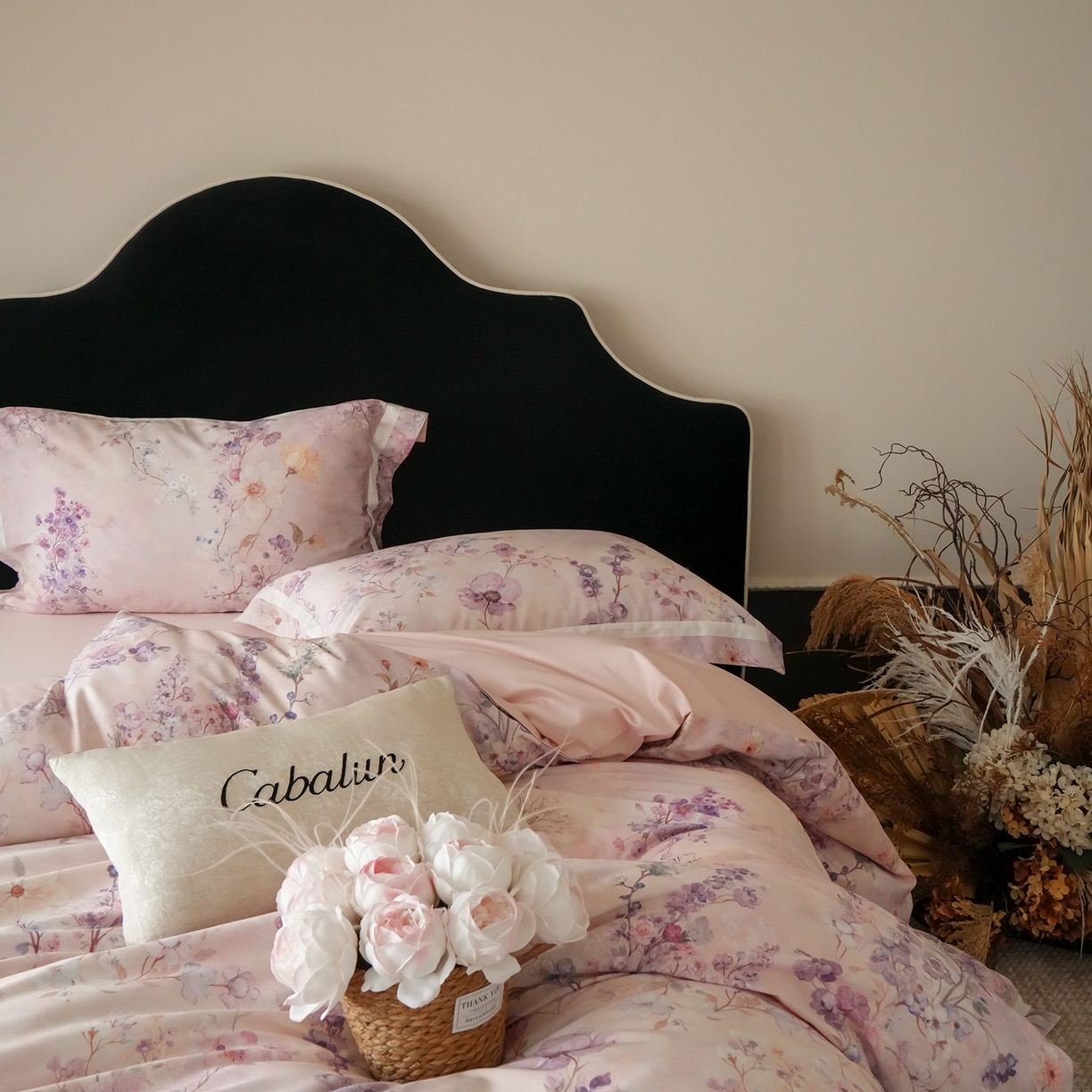 91家纺网 家纺一手货源 找家纺 卡巴伦家纺 2025新款50S超细旦全棉数码印花款四件套（控价298） 花晨月夕-温柔粉风格二