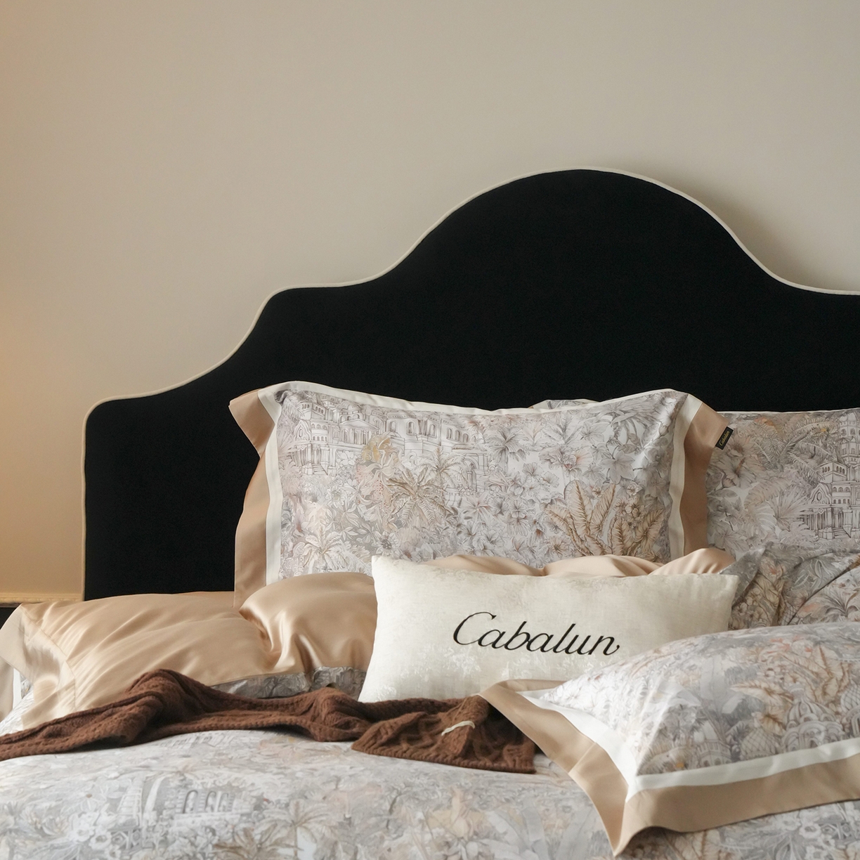 91家纺网 家纺一手货源 找家纺 卡巴伦家纺 2025新款超细旦天丝棉数码印花四件套-花卉（控价328） 丛林福宝（女王褐）