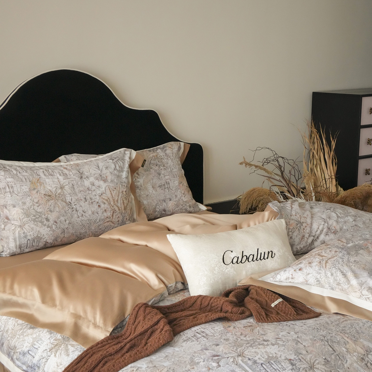 91家纺网 家纺一手货源 找家纺 卡巴伦家纺 2025新款超细旦天丝棉数码印花四件套-花卉（控价328） 丛林福宝（女王褐）