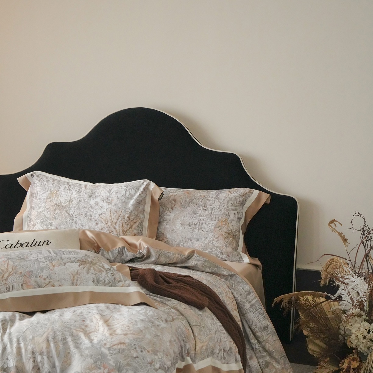 91家纺网 家纺一手货源 找家纺 卡巴伦家纺 2025新款超细旦天丝棉数码印花四件套-花卉（控价328） 丛林福宝（女王褐）