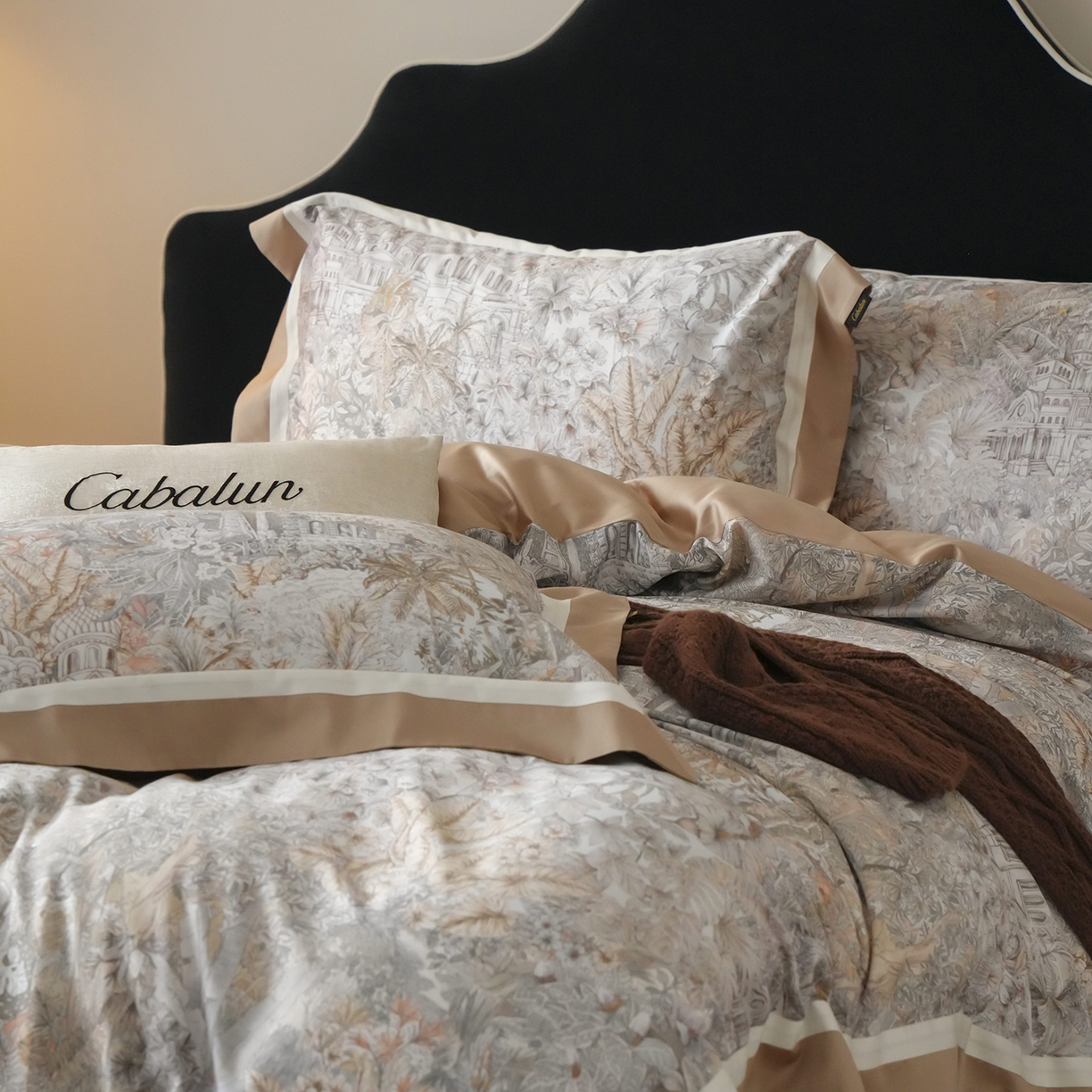 91家纺网 家纺一手货源 找家纺 卡巴伦家纺 2025新款超细旦天丝棉数码印花四件套-花卉（控价328） 丛林福宝（女王褐）