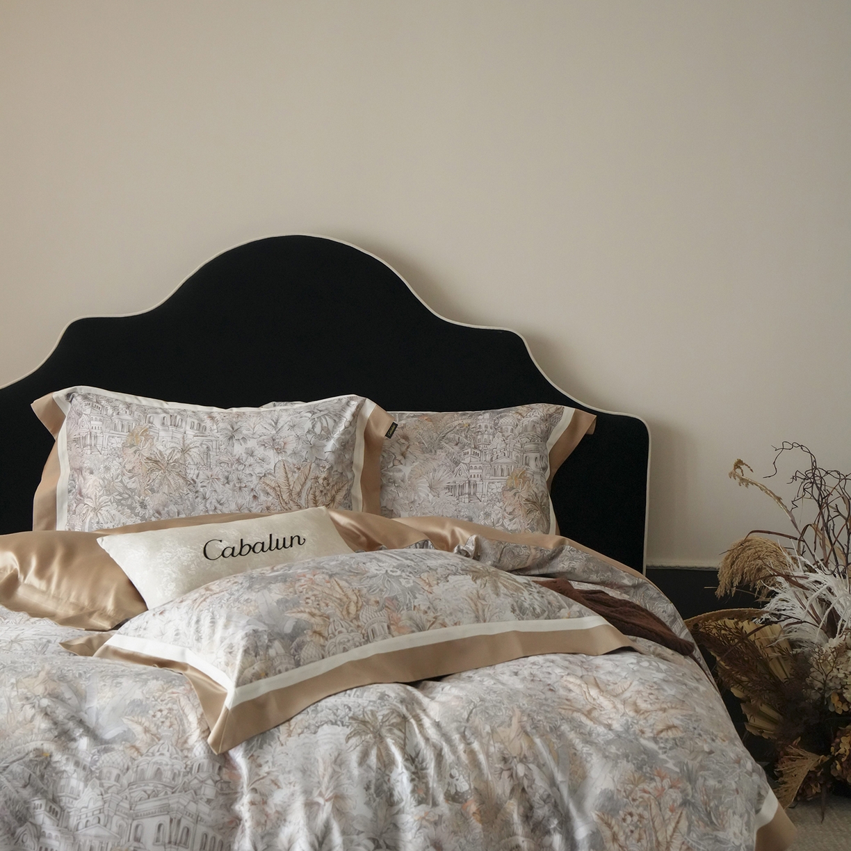 91家纺网 家纺一手货源 找家纺 卡巴伦家纺 2025新款超细旦天丝棉数码印花四件套-花卉（控价328） 丛林福宝（女王褐）