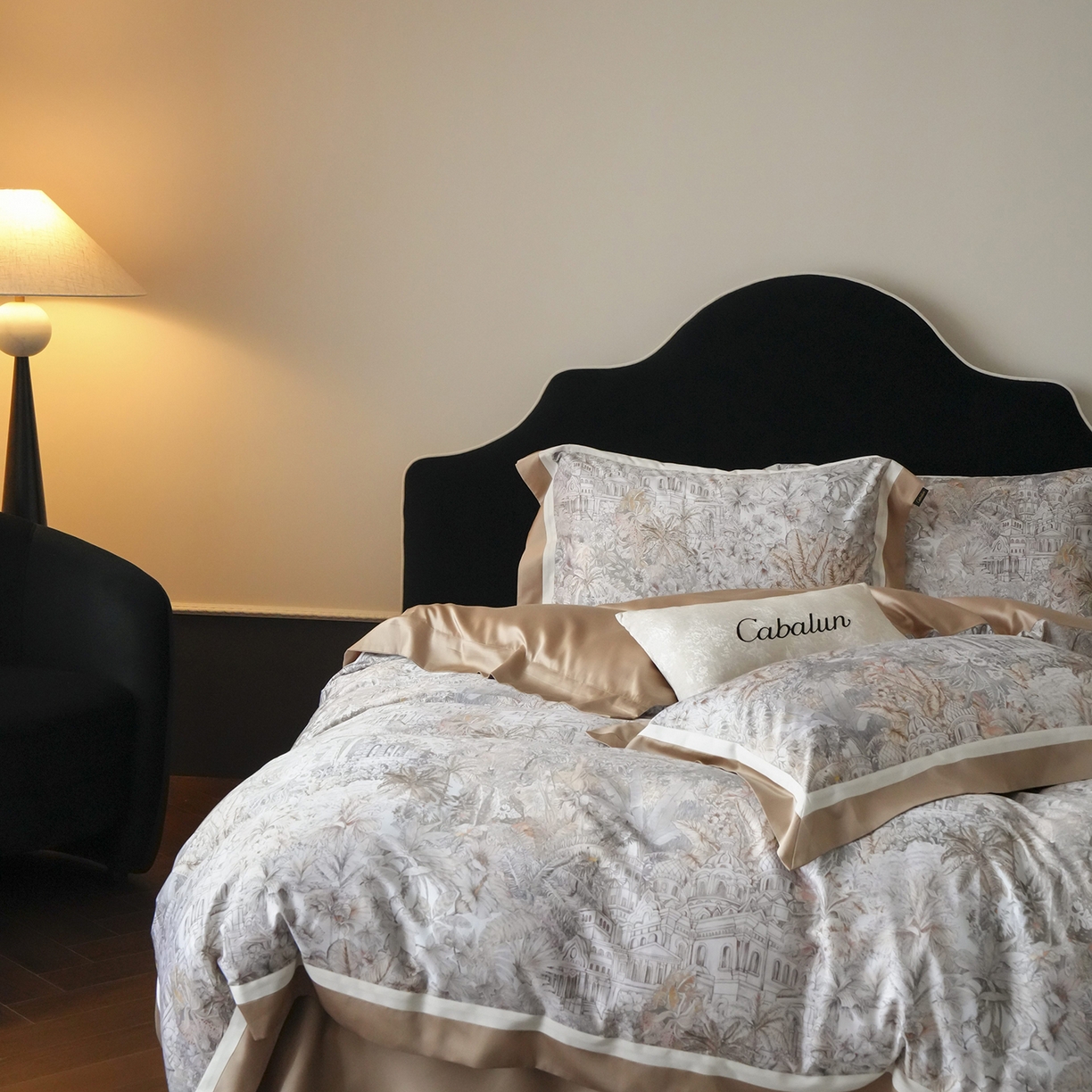 91家纺网 家纺一手货源 找家纺 卡巴伦家纺 2025新款超细旦天丝棉数码印花四件套-花卉（控价328） 丛林福宝（女王褐）