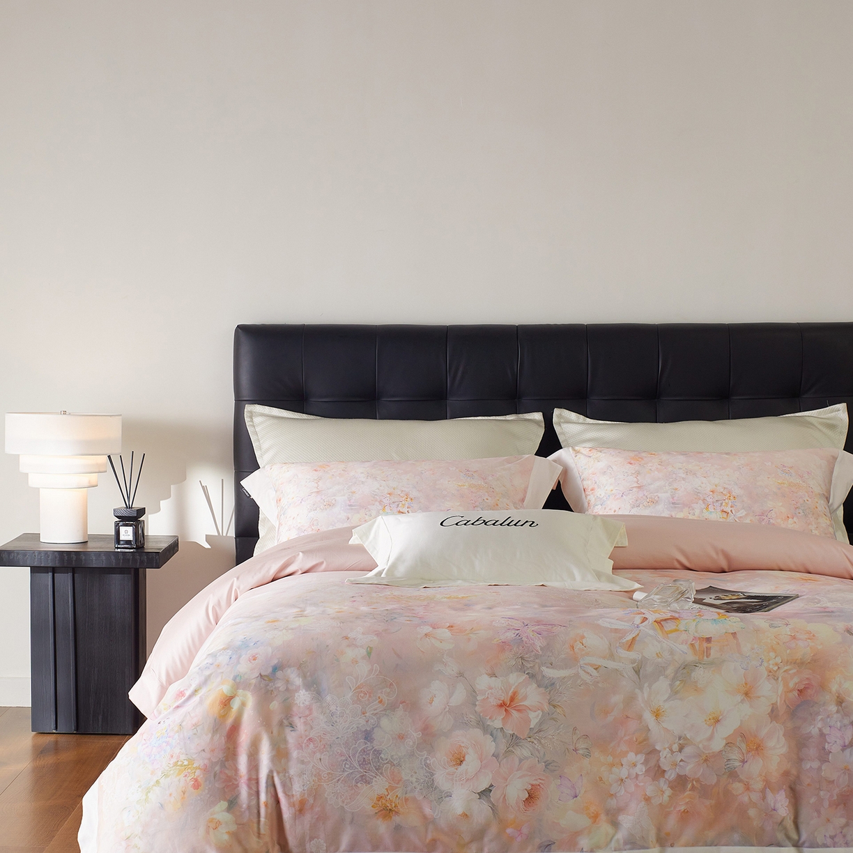 91家纺网 家纺一手货源 找家纺 卡巴伦家纺 2025新款50S超细旦全棉数码印花款四件套（控价298） 花精灵-粉