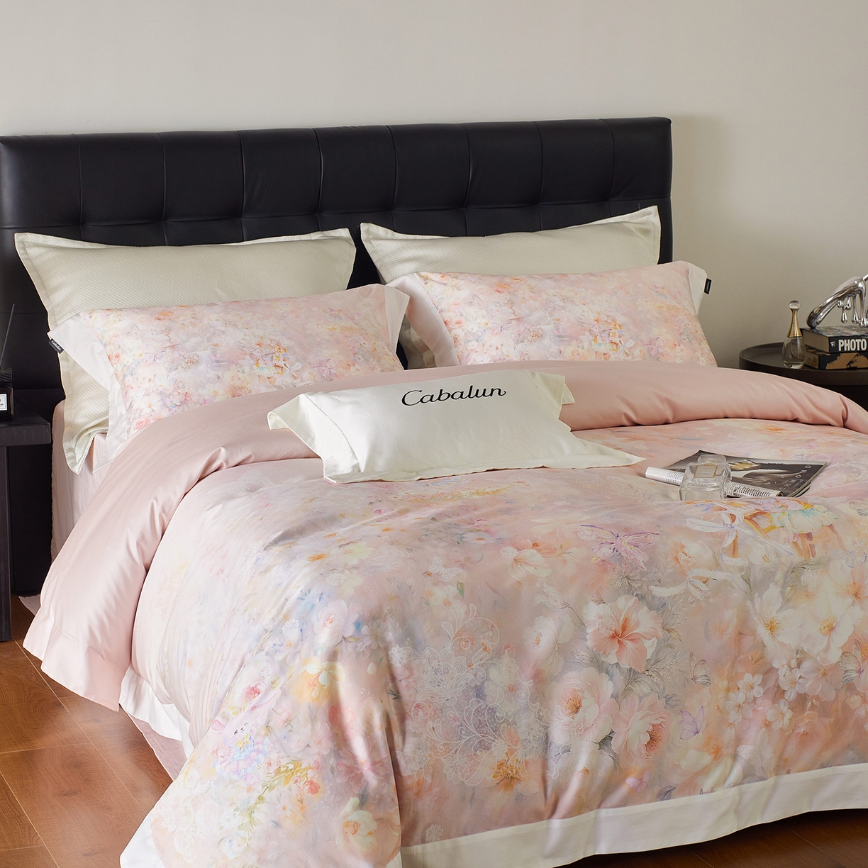 91家纺网 家纺一手货源 找家纺 卡巴伦家纺 2025新款50S超细旦全棉数码印花款四件套（控价298） 花精灵-粉