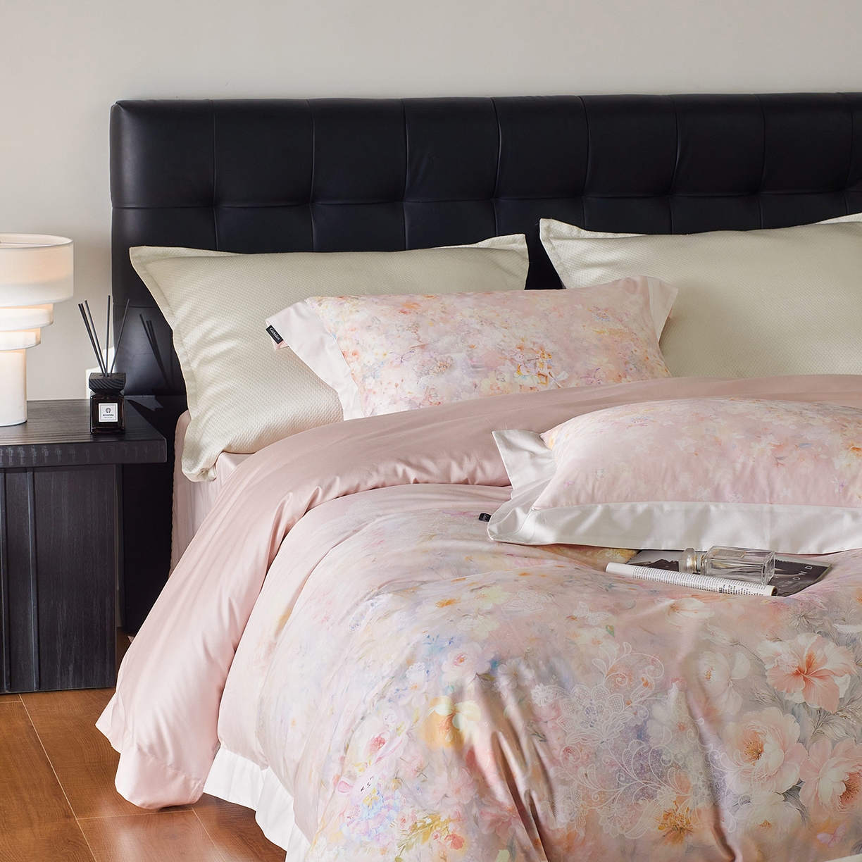 91家纺网 家纺一手货源 找家纺 卡巴伦家纺 2025新款50S超细旦全棉数码印花款四件套（控价298） 花精灵-粉