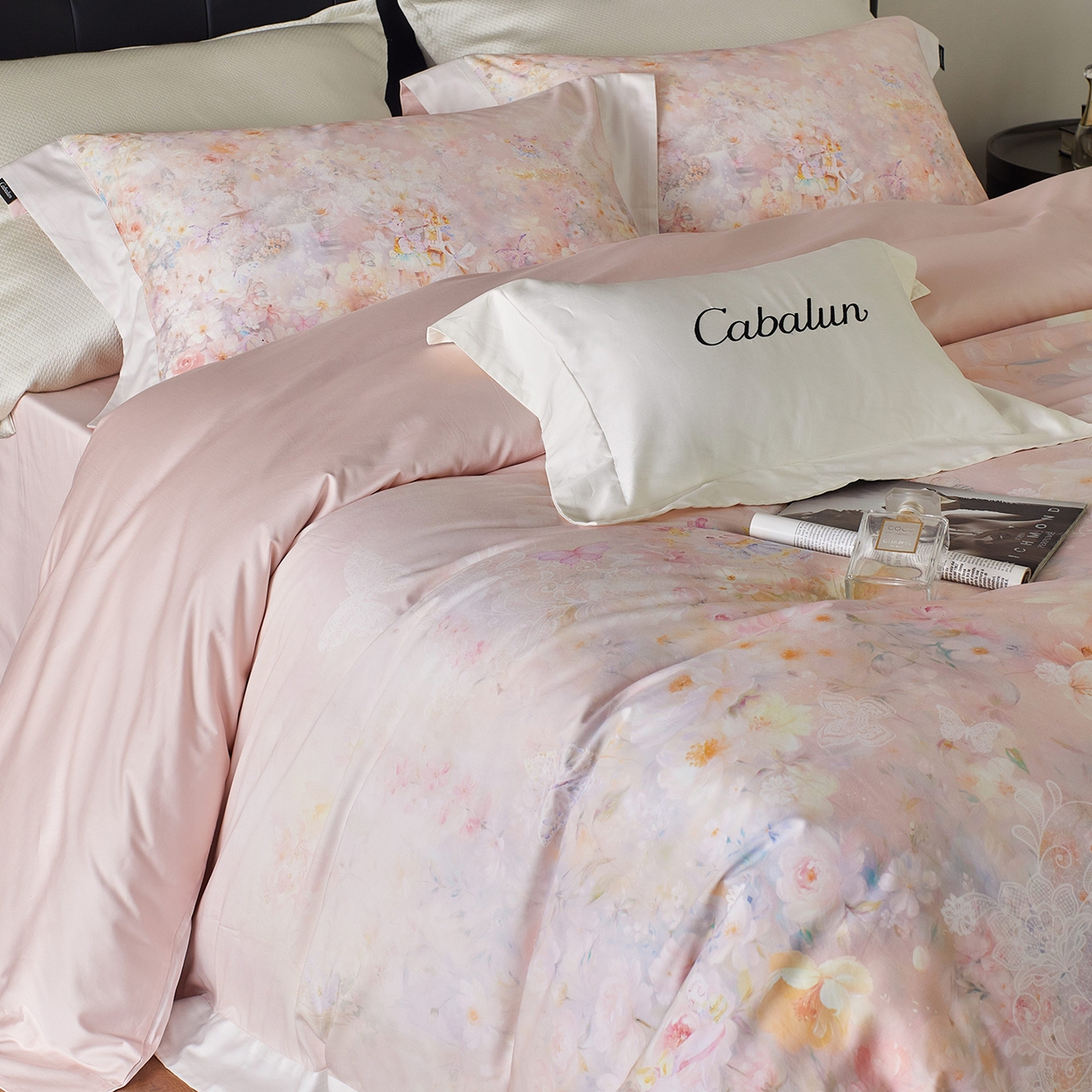 91家纺网 家纺一手货源 找家纺 卡巴伦家纺 2025新款50S超细旦全棉数码印花款四件套（控价298） 花精灵-粉