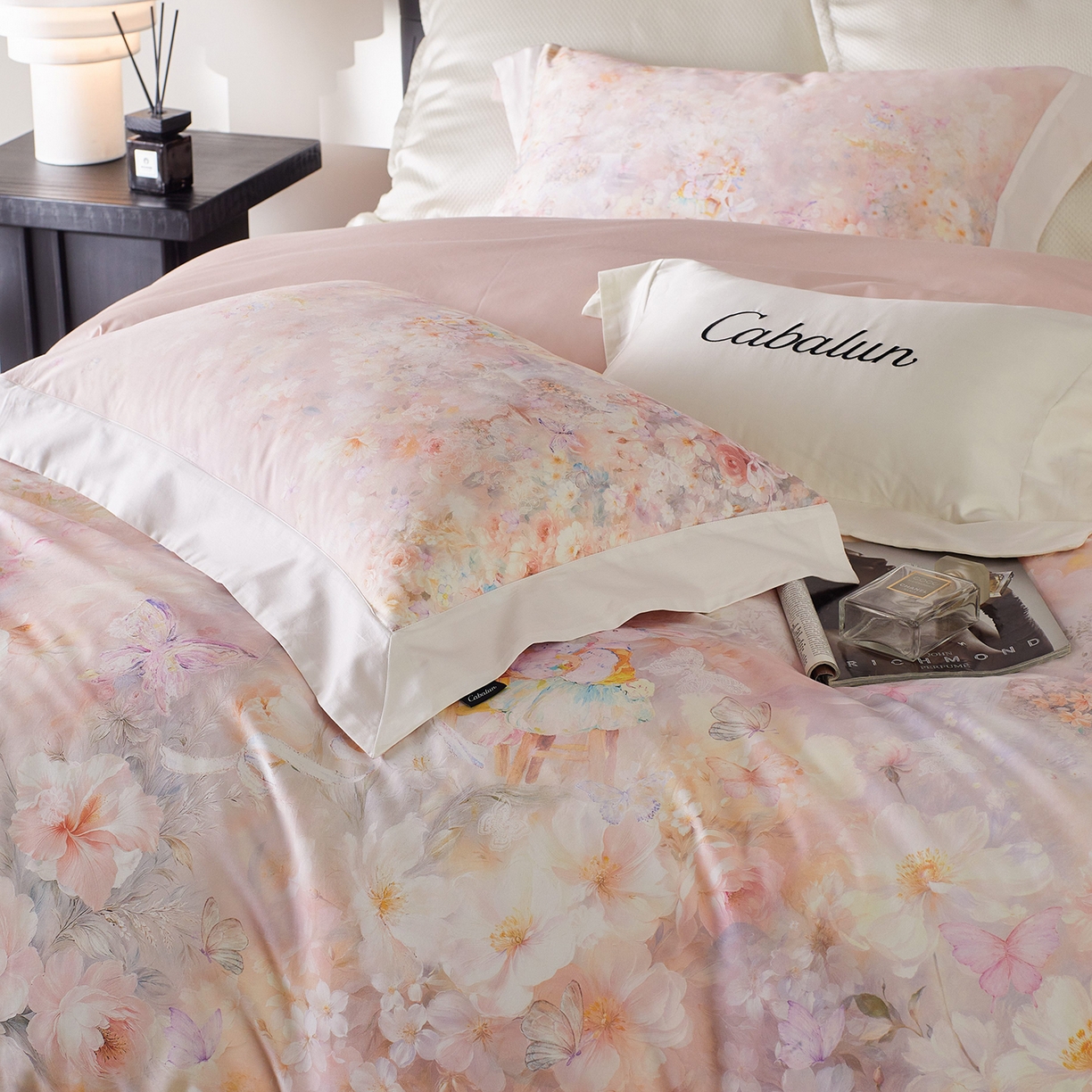 91家纺网 家纺一手货源 找家纺 卡巴伦家纺 2025新款50S超细旦全棉数码印花款四件套（控价298） 花精灵-粉