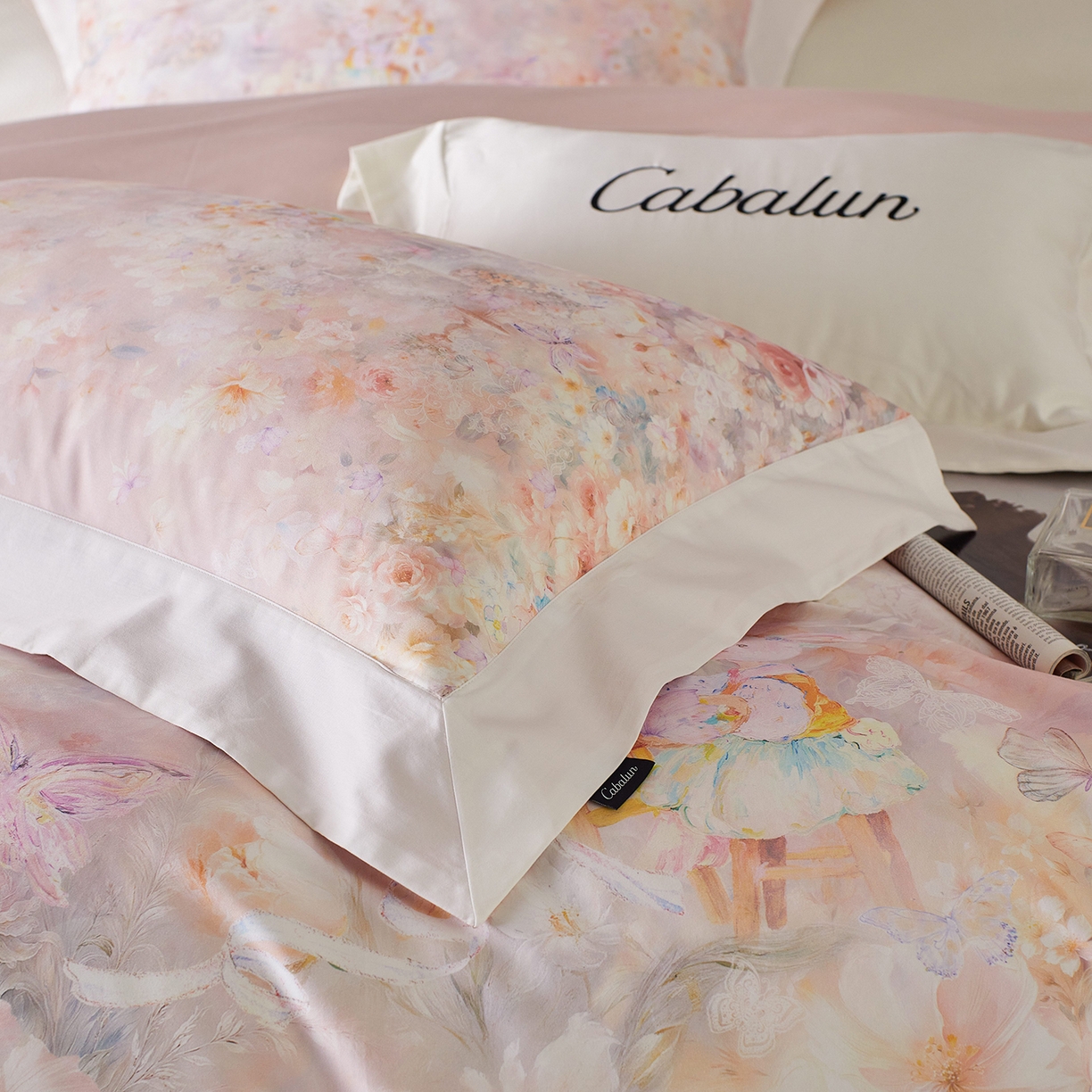 91家纺网 家纺一手货源 找家纺 卡巴伦家纺 2025新款50S超细旦全棉数码印花款四件套（控价298） 花精灵-粉