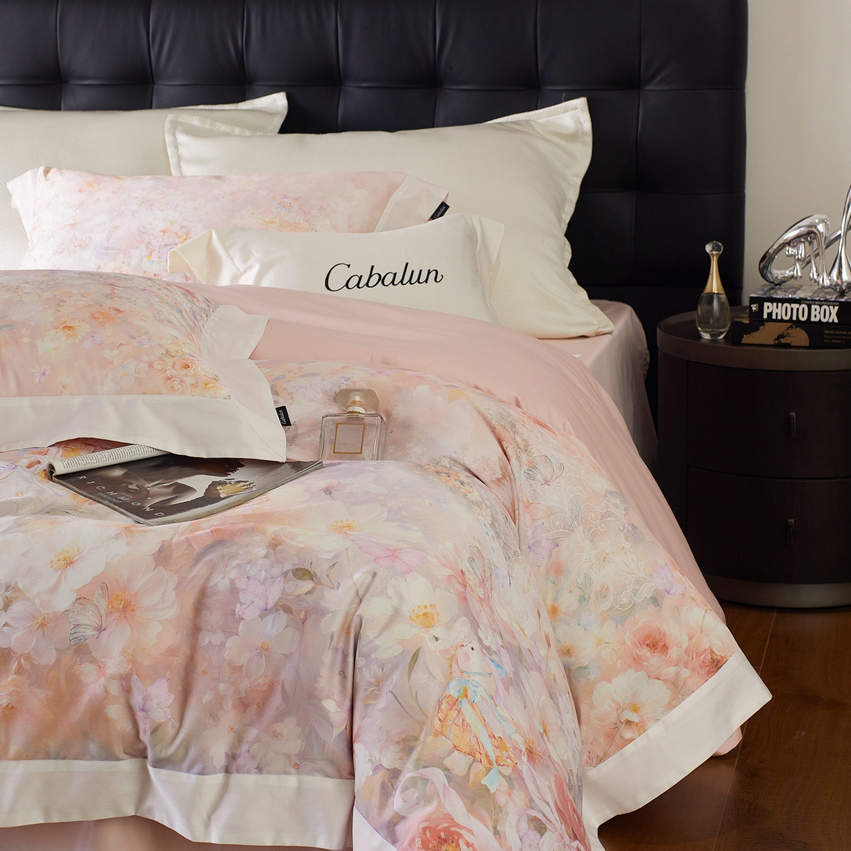 91家纺网 家纺一手货源 找家纺 卡巴伦家纺 2025新款50S超细旦全棉数码印花款四件套（控价298） 花精灵-粉