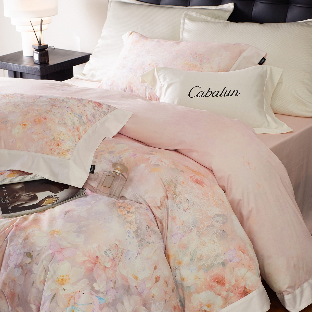 91家纺网 家纺一手货源 找家纺 卡巴伦家纺 2025新款50S超细旦全棉数码印花款四件套（控价298） 花精灵-粉