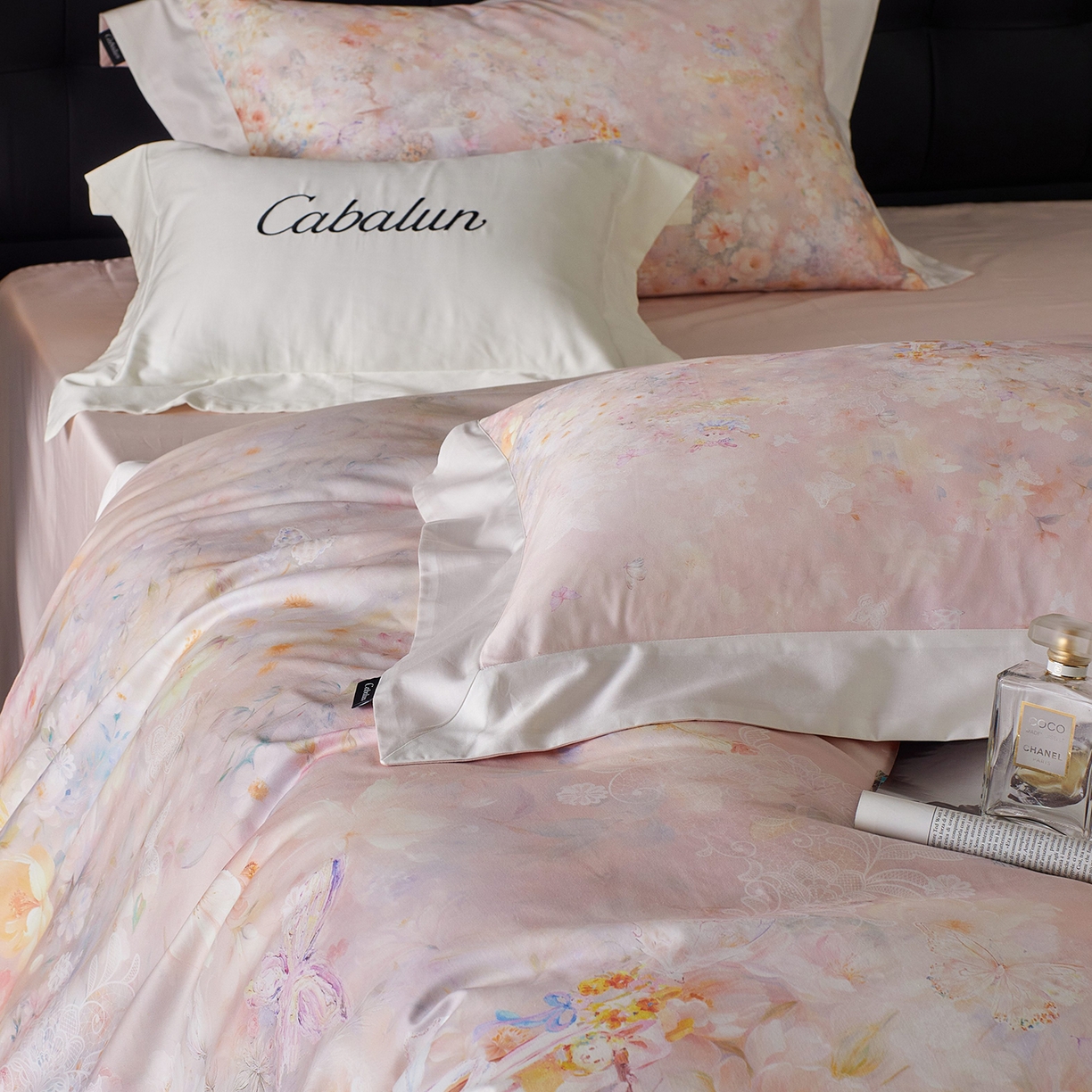 91家纺网 家纺一手货源 找家纺 卡巴伦家纺 2025新款50S超细旦全棉数码印花款四件套（控价298） 花精灵-粉