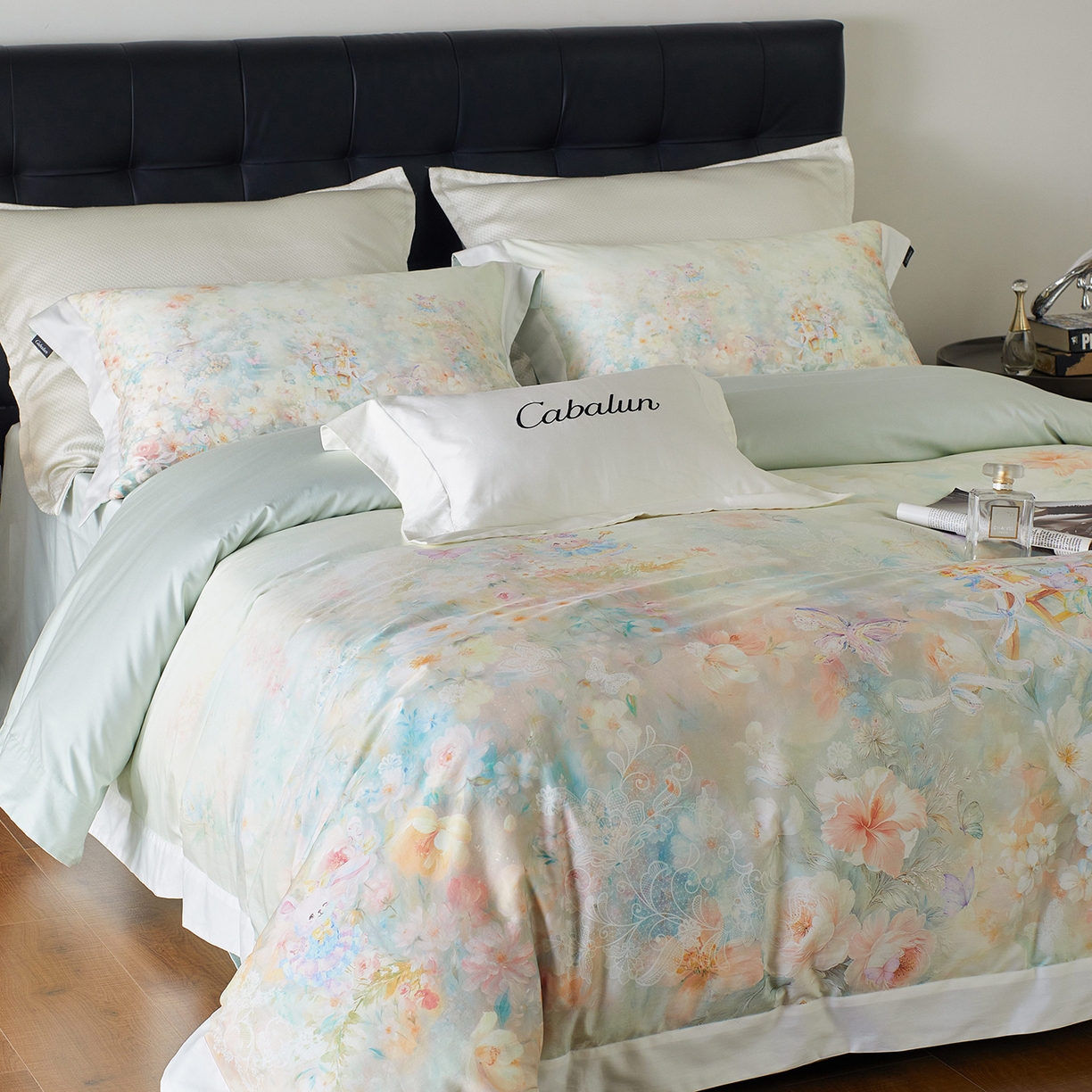 91家纺网 家纺一手货源 找家纺 卡巴伦家纺 2025新款50S超细旦全棉数码印花款四件套（控价298） 花精灵-绿