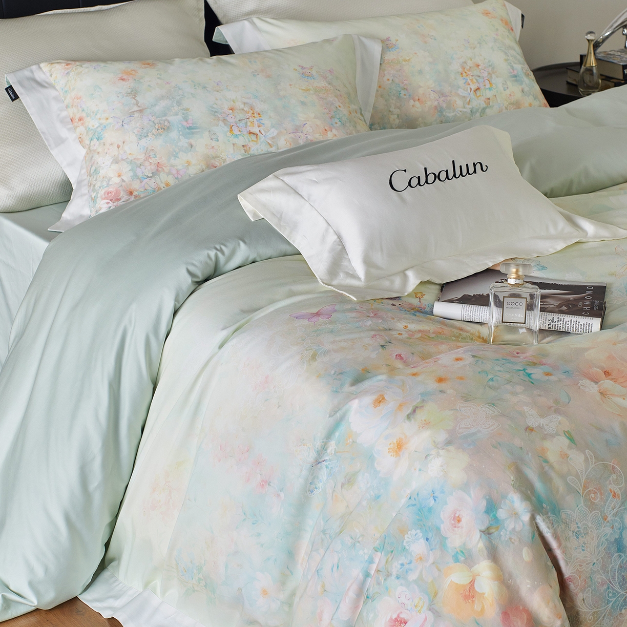 91家纺网 家纺一手货源 找家纺 卡巴伦家纺 2025新款50S超细旦全棉数码印花款四件套（控价298） 花精灵-绿