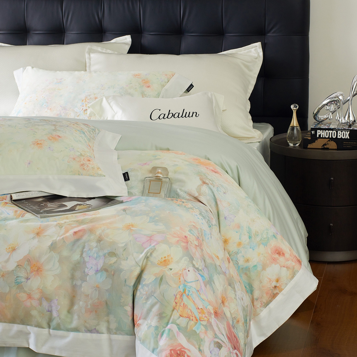 91家纺网 家纺一手货源 找家纺 卡巴伦家纺 2025新款50S超细旦全棉数码印花款四件套（控价298） 花精灵-绿