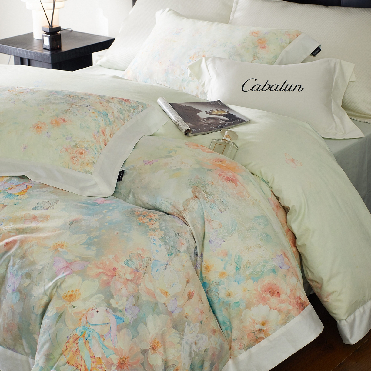 91家纺网 家纺一手货源 找家纺 卡巴伦家纺 2025新款50S超细旦全棉数码印花款四件套（控价298） 花精灵-绿