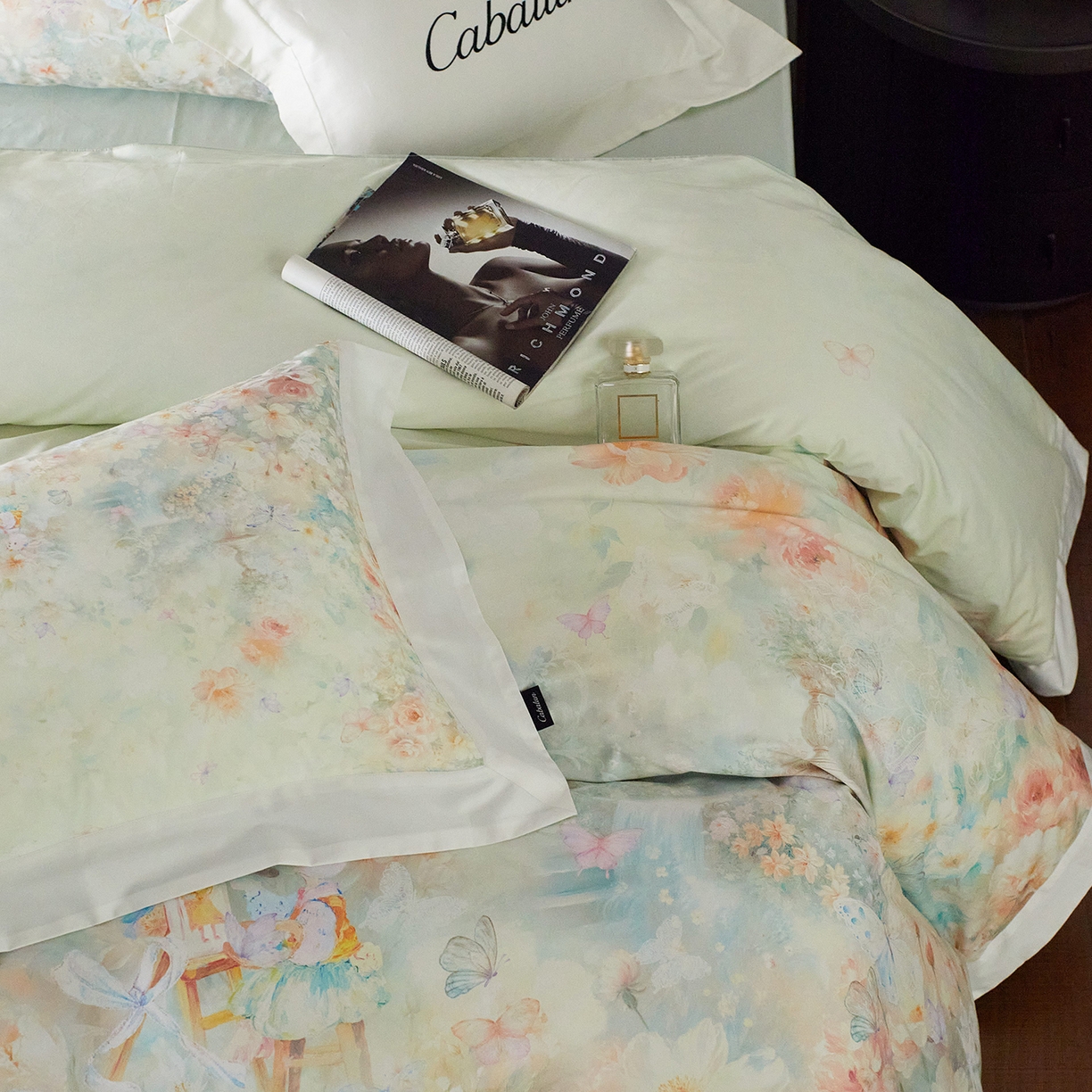 91家纺网 家纺一手货源 找家纺 卡巴伦家纺 2025新款50S超细旦全棉数码印花款四件套（控价298） 花精灵-绿