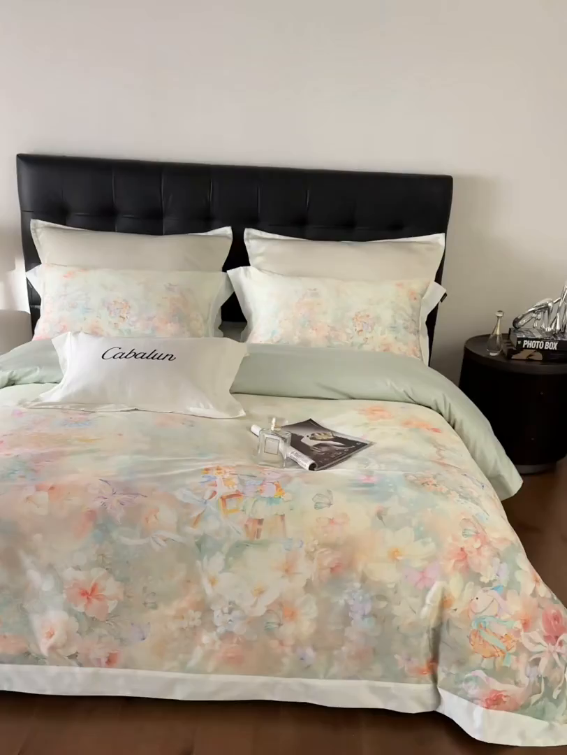 91家纺网 家纺一手货源 找家纺 卡巴伦家纺 2025新款50S超细旦全棉数码印花款四件套（控价298） 花精灵-绿