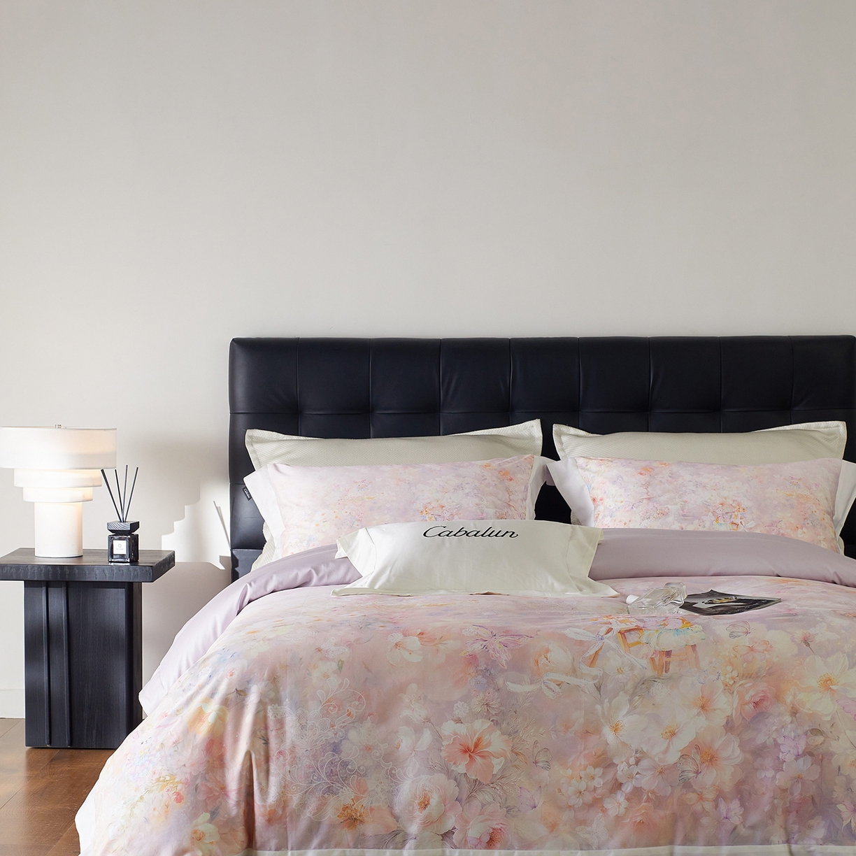 91家纺网 家纺一手货源 找家纺 卡巴伦家纺 2025新款50S超细旦全棉数码印花款四件套（控价298） 花精灵-紫